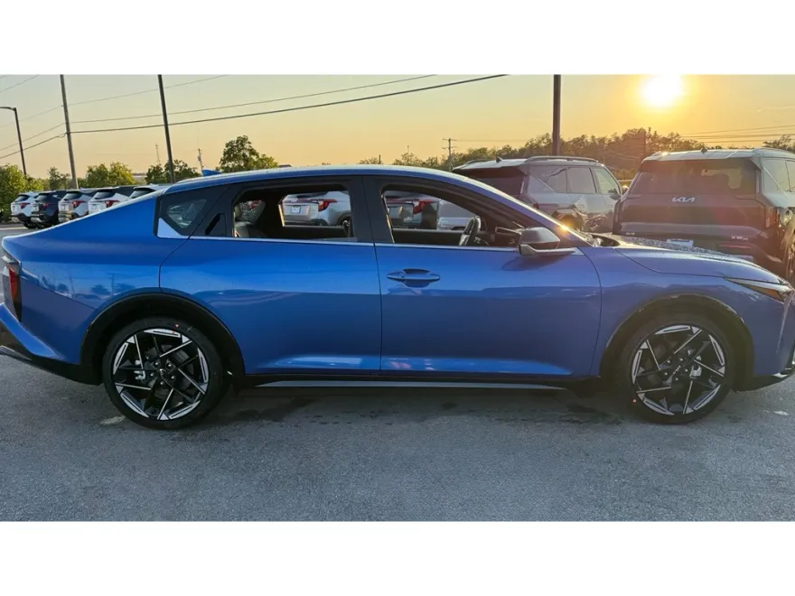2025 Kia K4 GT-Line photo 1