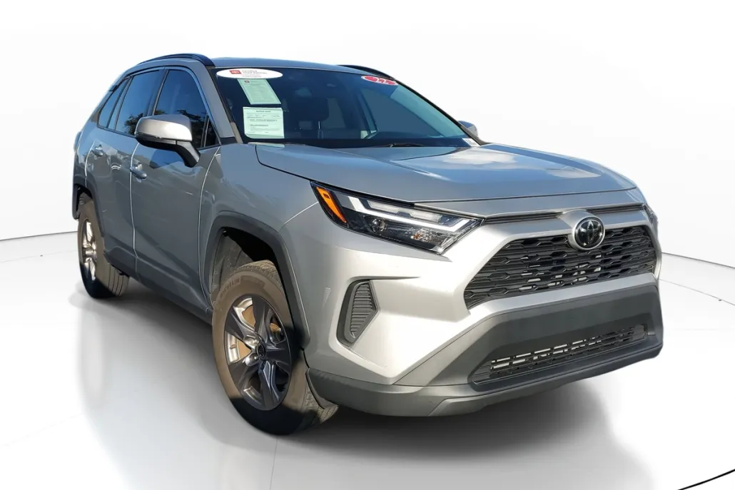 2022 Toyota RAV4 XLE photo 1