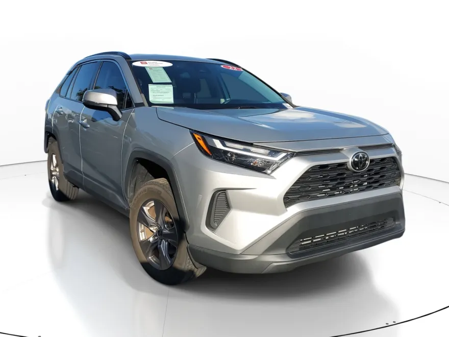 2022 Toyota RAV4 XLE photo 1