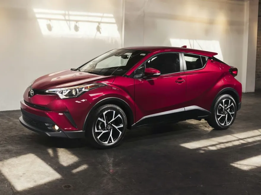 2019 Toyota C-HR XLE photo 1