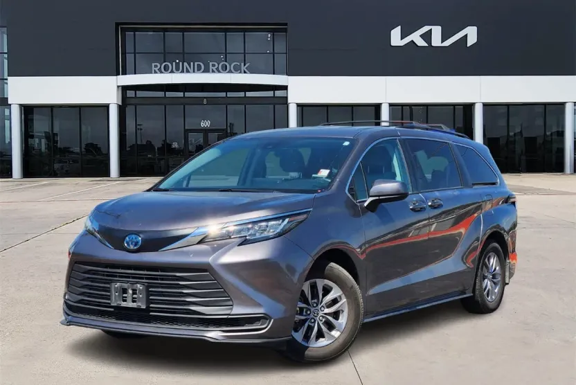 2022 Toyota Sienna LE photo 1