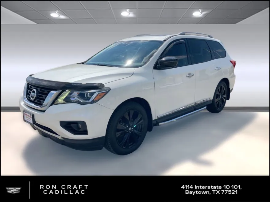 2017 Nissan Pathfinder Platinum photo 1