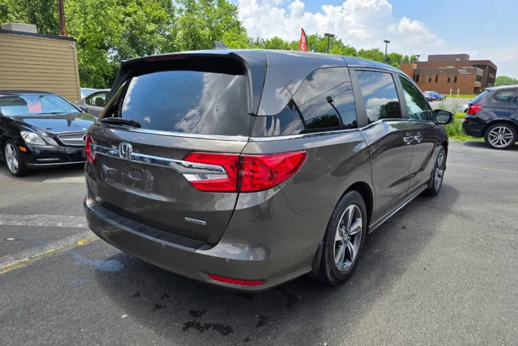 2018 Honda Odyssey Touring photo 1