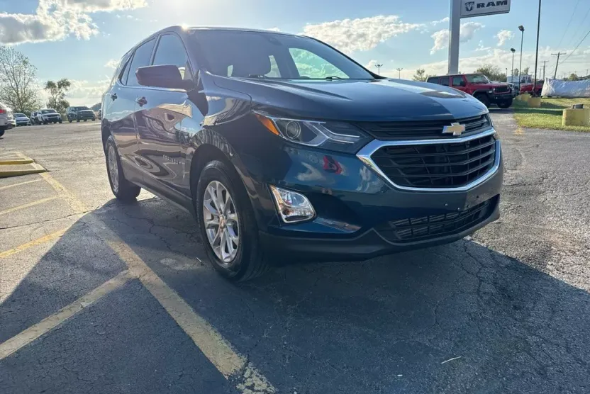 2020 Chevrolet Equinox LT photo 1