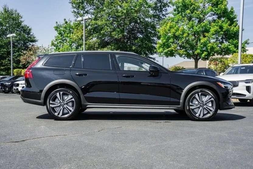 2026 Volvo V60 Cross Country B5 Plus photo 1