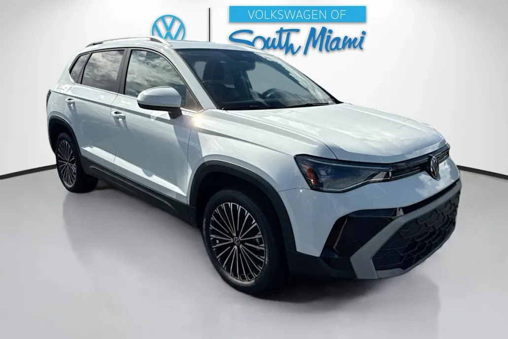 2025 Volkswagen Taos SE photo 1