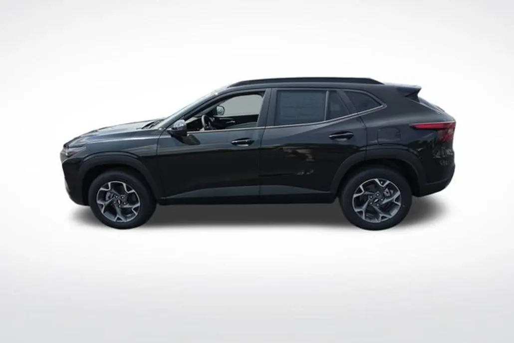 2025 Chevrolet Trax LT photo 1