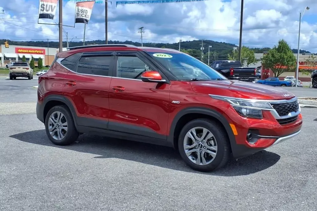 2023 Kia Seltos S photo 1