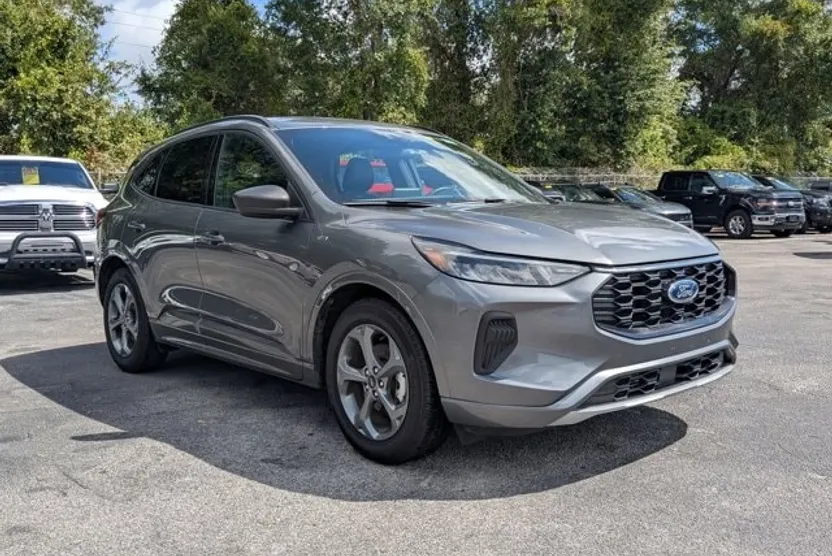 2024 Ford Escape ST-Line photo 1