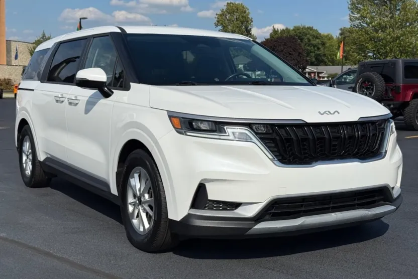 2022 Kia Carnival LX photo 1
