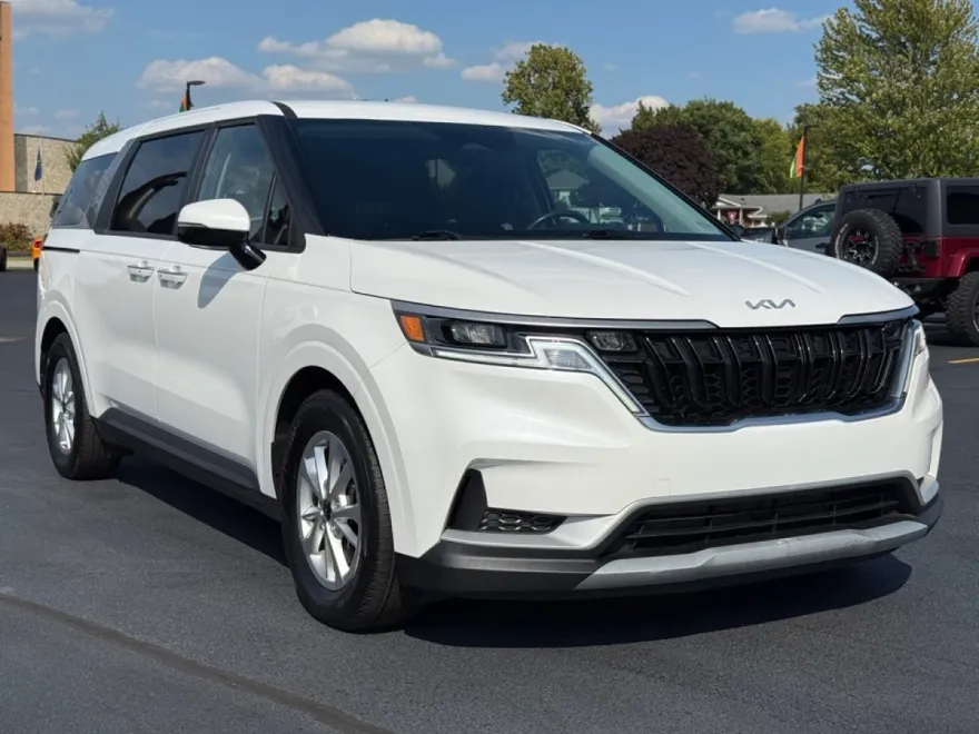 2022 Kia Carnival LX photo 1