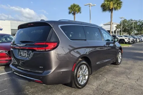 2021 Chrysler Pacifica Touring L photo 3