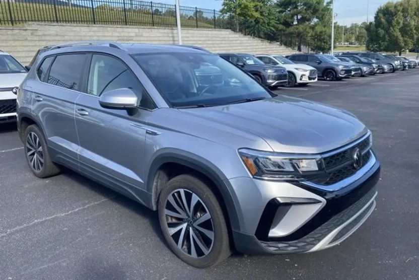 2024 Volkswagen Taos SE photo 1