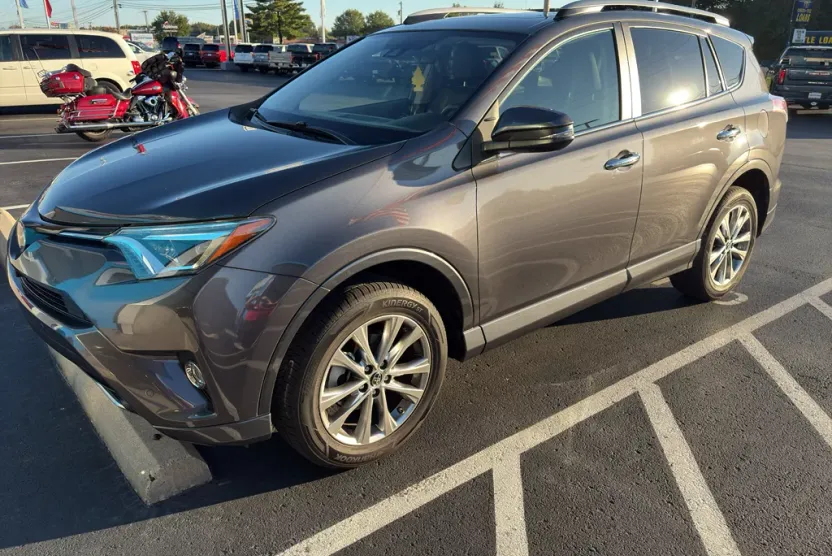 2017 Toyota RAV4 Platinum photo 1
