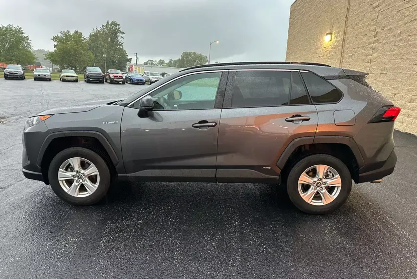 2021 Toyota RAV4 Hybrid LE photo 1