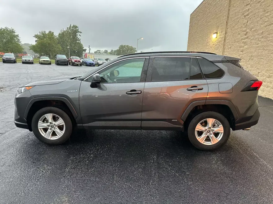 2021 Toyota RAV4 Hybrid LE photo 1
