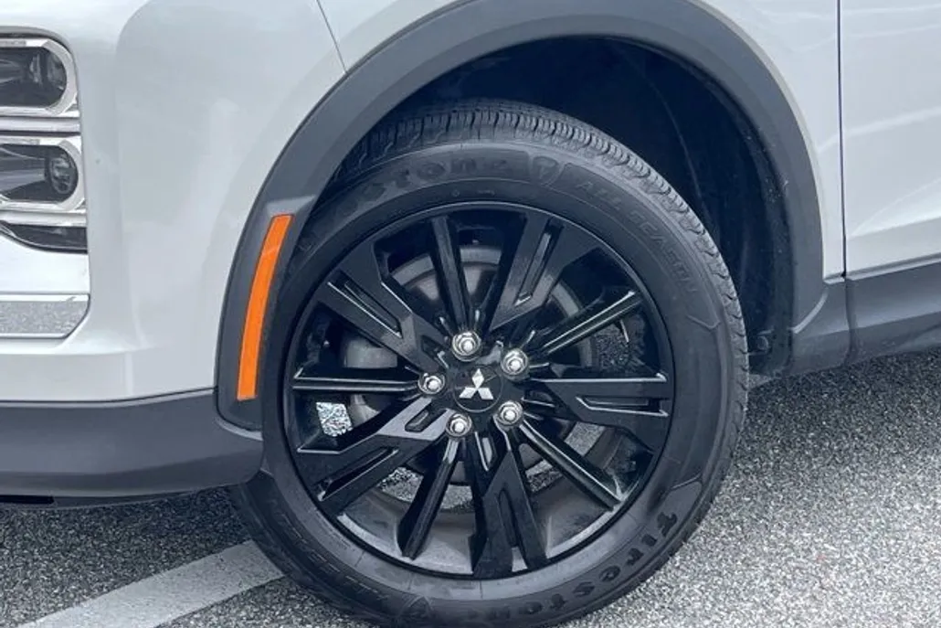 2024 Mitsubishi Eclipse Cross LE photo 1