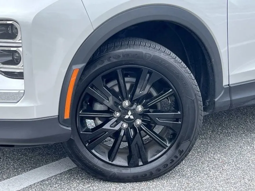 2024 Mitsubishi Eclipse Cross LE photo 1