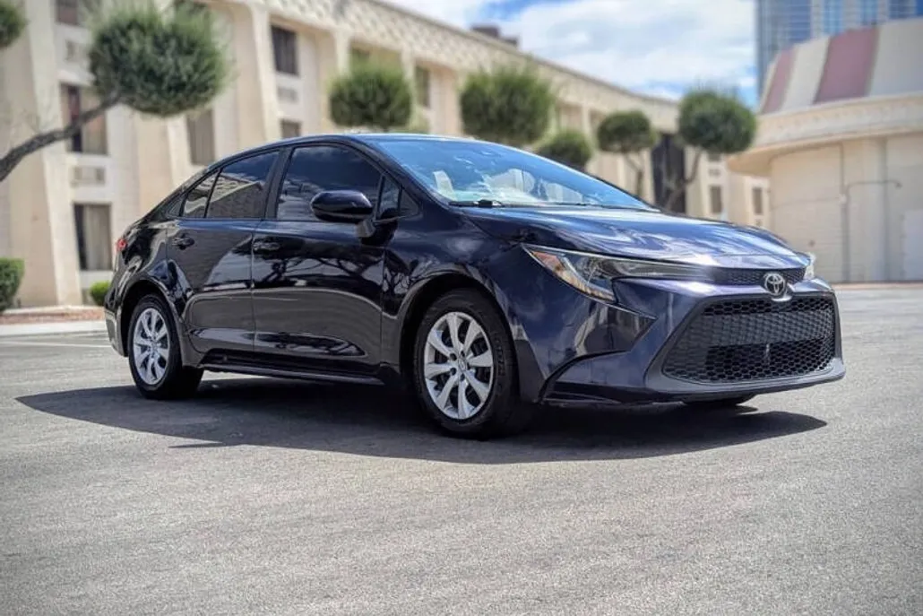 2021 Toyota Corolla LE photo 1
