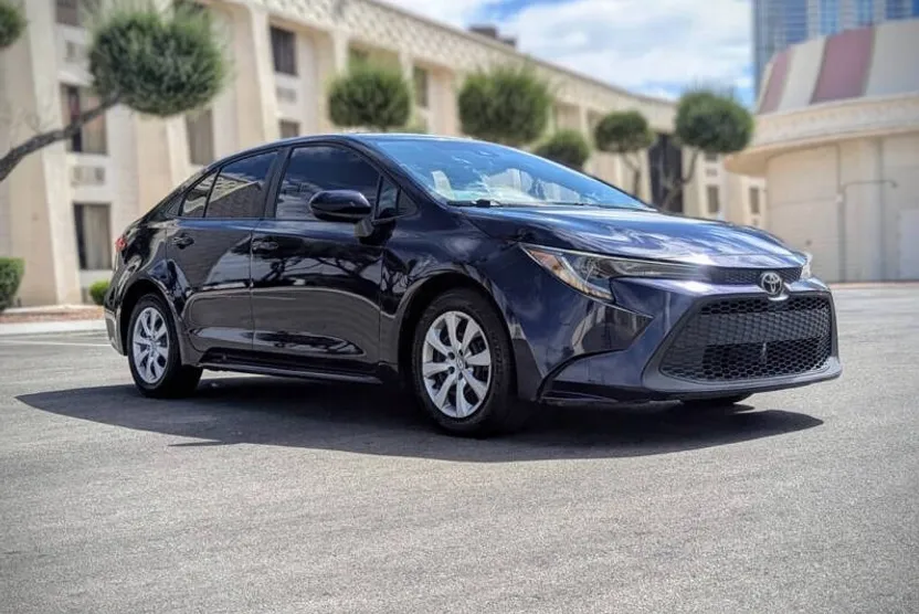 2021 Toyota Corolla LE photo 1