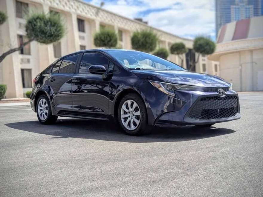 2021 Toyota Corolla LE photo 1