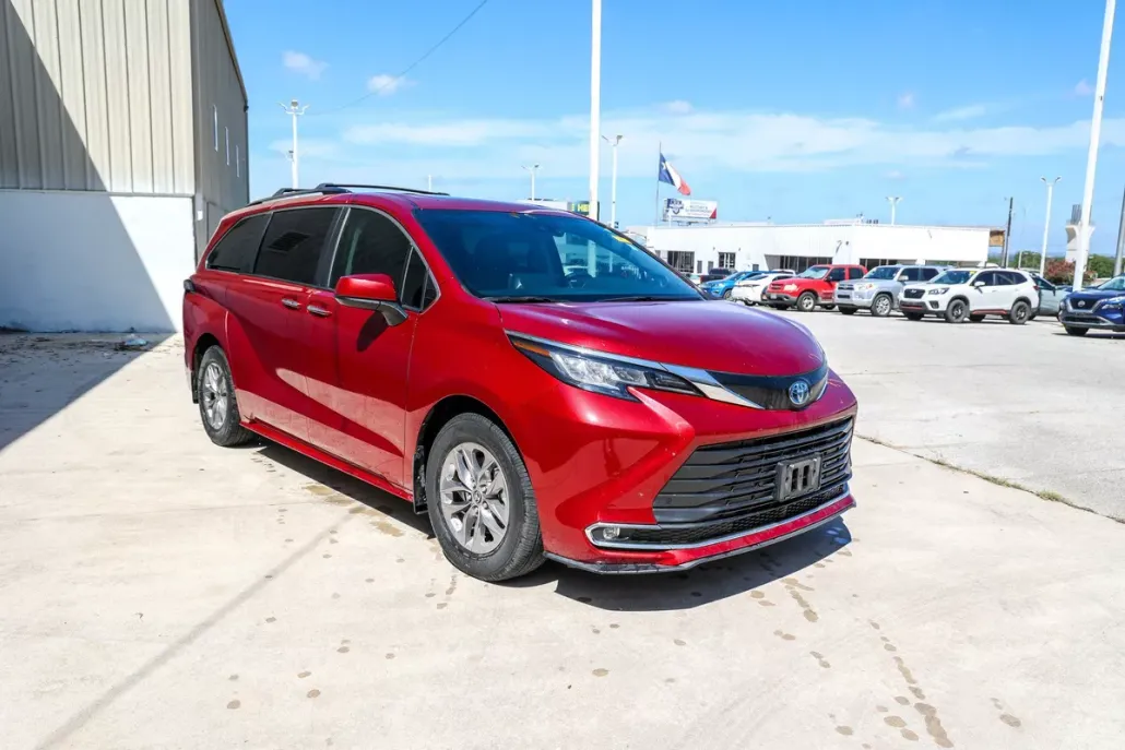 2023 Toyota Sienna XLE photo 1
