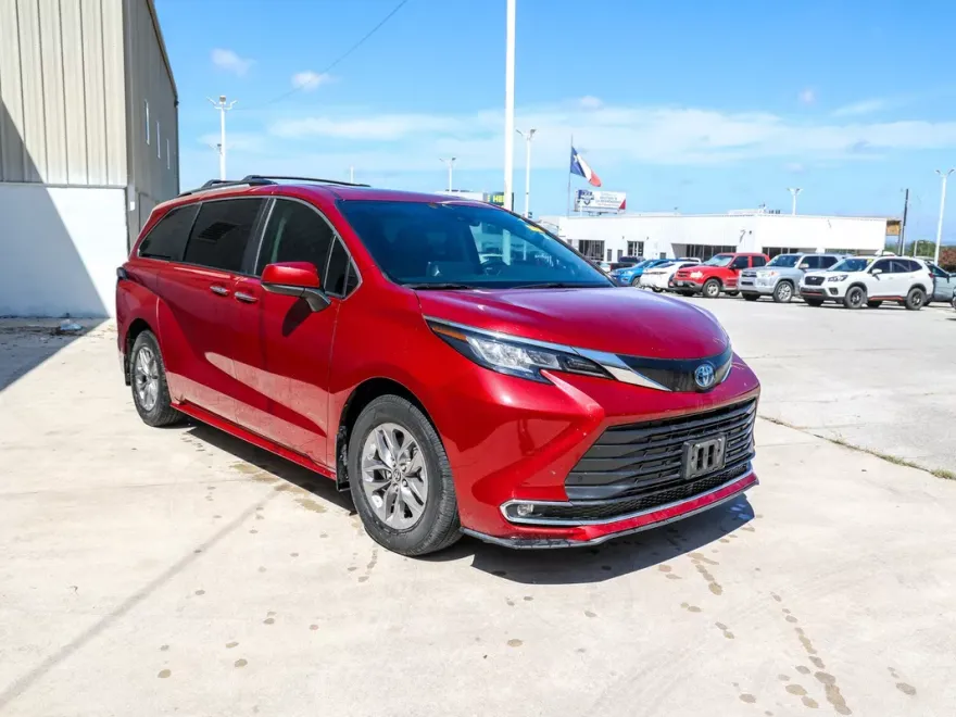 2023 Toyota Sienna XLE photo 1