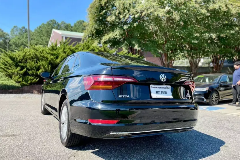 2019 Volkswagen Jetta 1.4T R-Line photo 1