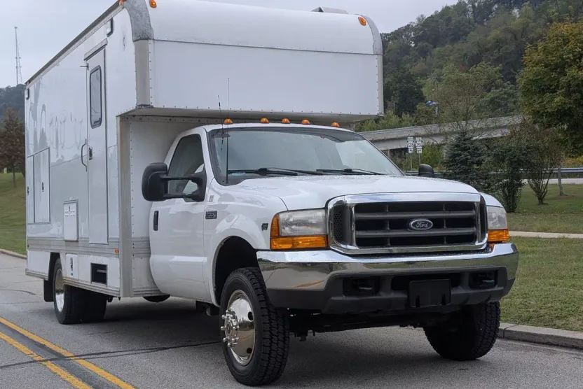 2000 Ford F-550 photo 1