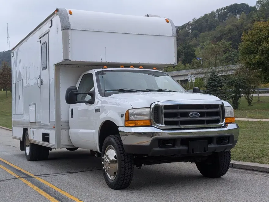 2000 Ford F-550 photo 1