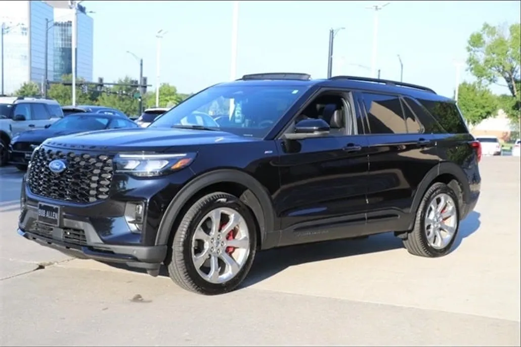 2025 Ford Explorer ST-Line photo 1