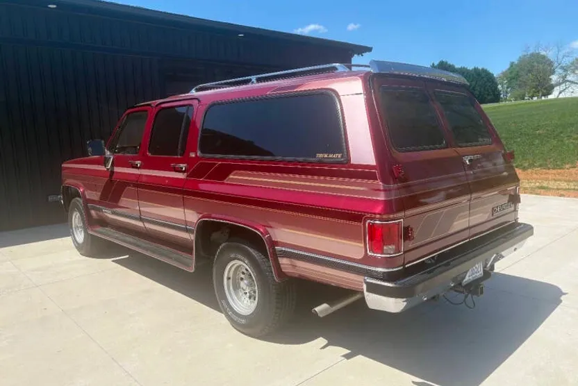 1990 Chevrolet Suburban photo 1