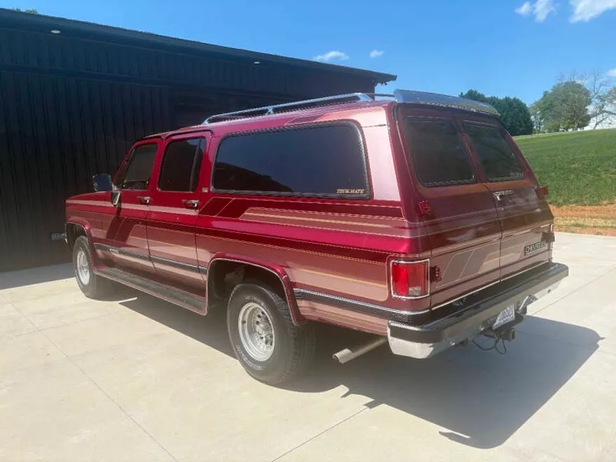 1990 Chevrolet Suburban photo 1
