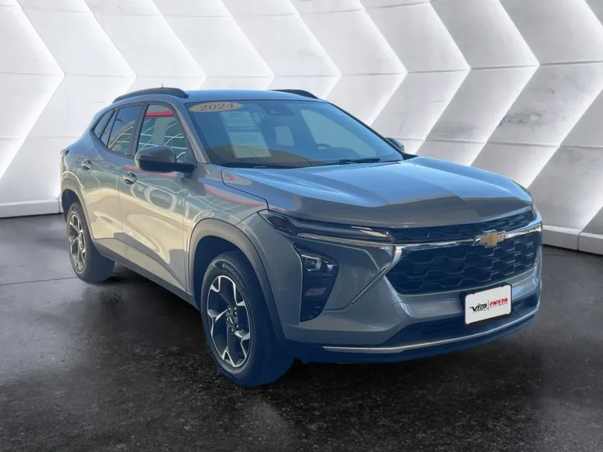 2024 Chevrolet Trax LT photo 1