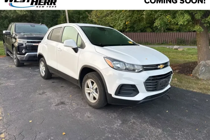 2022 Chevrolet Trax LS photo 1
