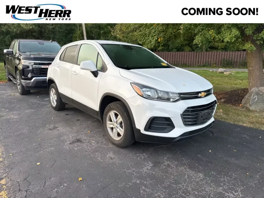 2022 Chevrolet Trax LS photo 1