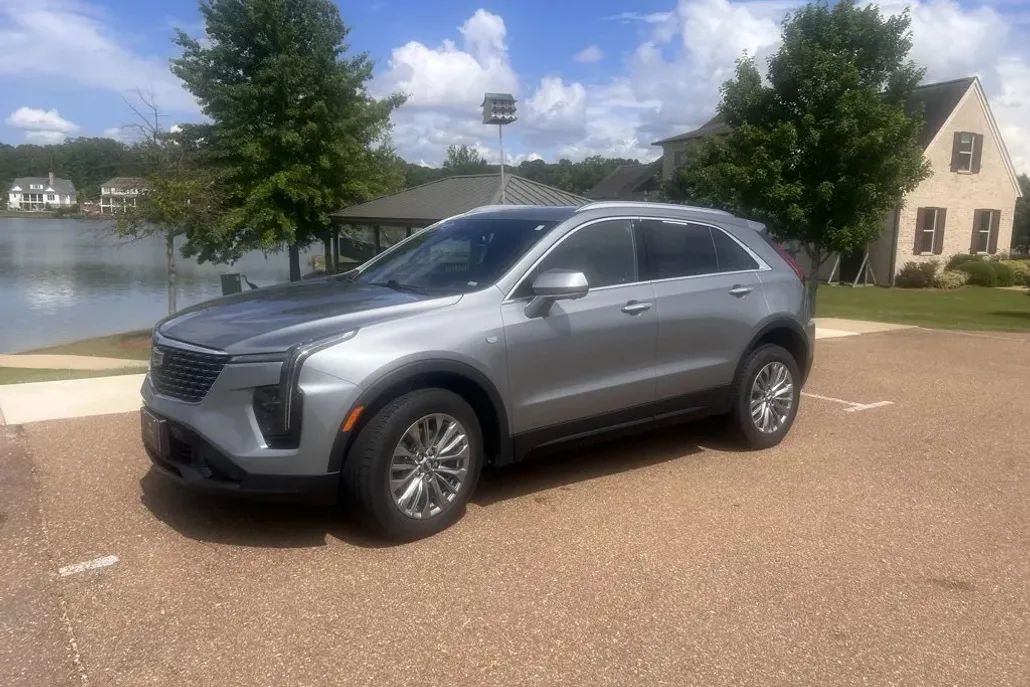2025 Cadillac XT4 Premium Luxury photo 1