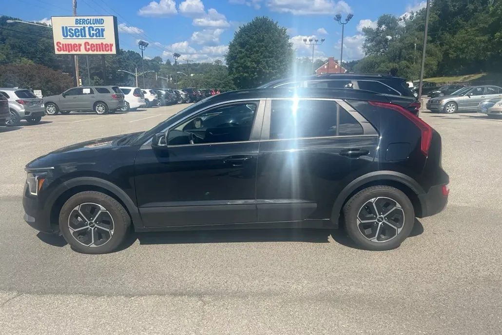 2023 Kia Niro EX photo 1