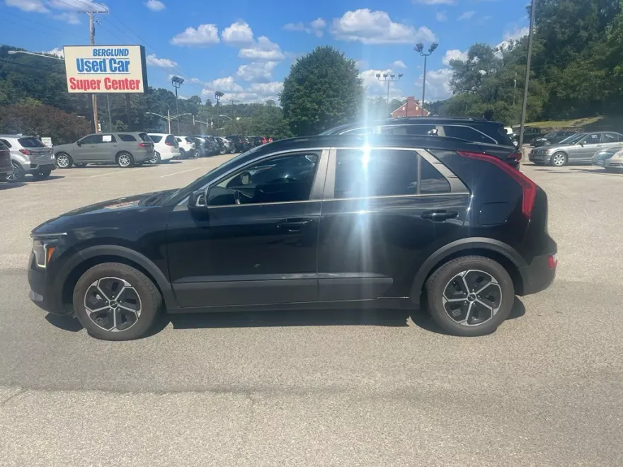 2023 Kia Niro EX photo 1
