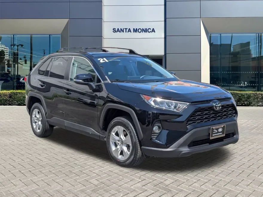 2021 Toyota RAV4 XLE photo 1