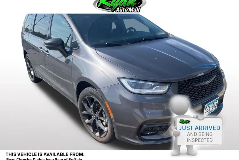2021 Chrysler Pacifica Touring L photo 1