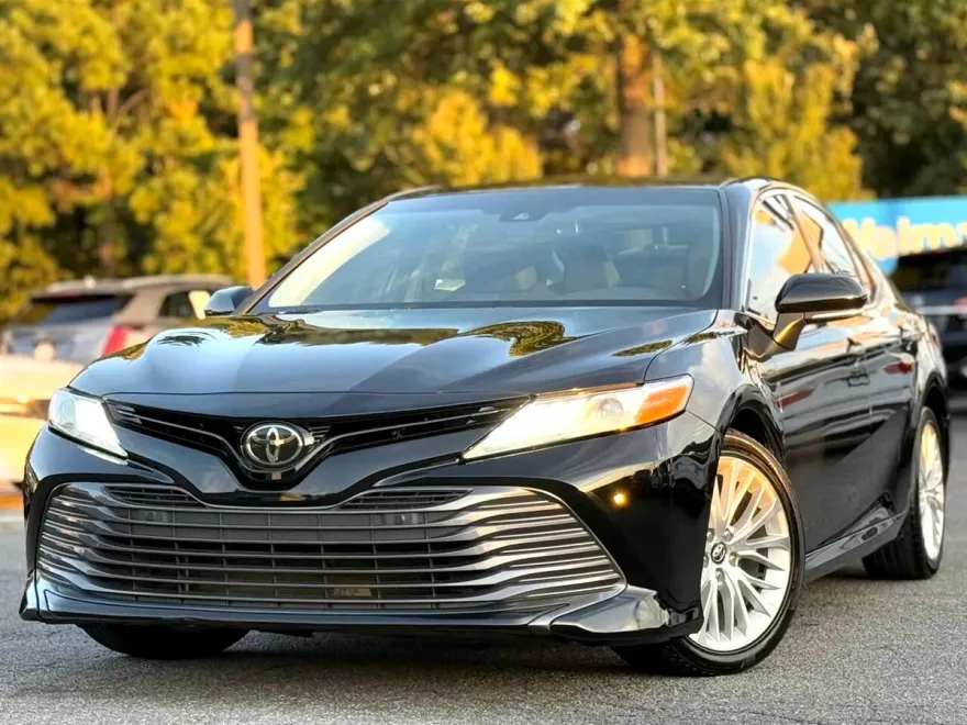 2018 Toyota Camry LE photo 1