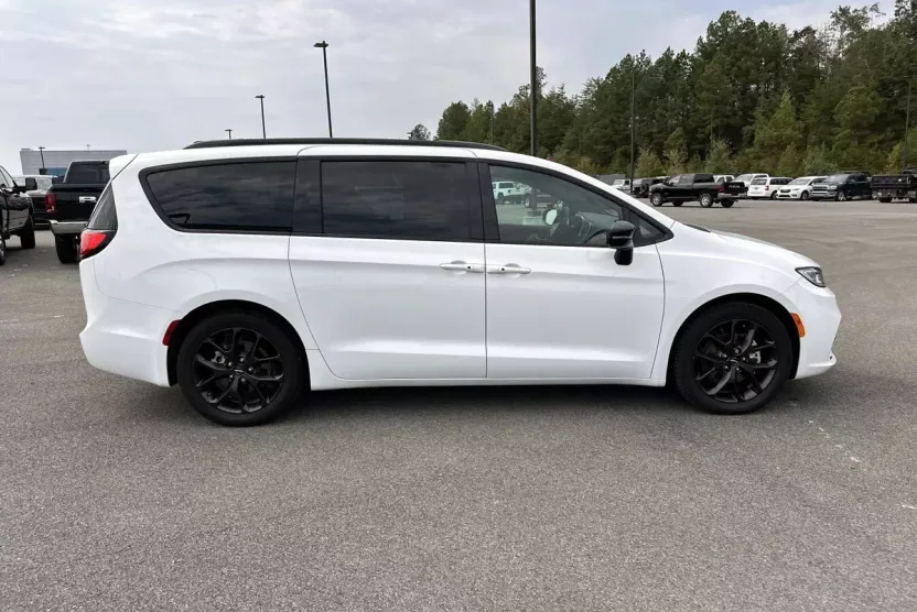 2024 Chrysler Pacifica Touring L photo 1