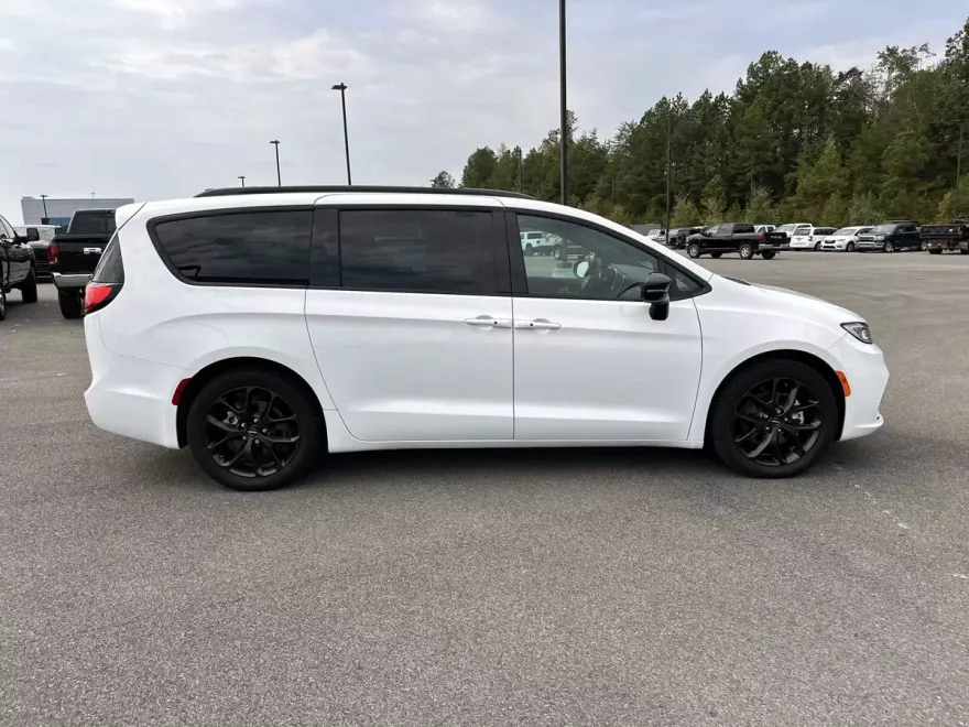 2024 Chrysler Pacifica Touring L photo 1