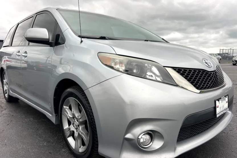2013 Toyota Sienna SE photo 1