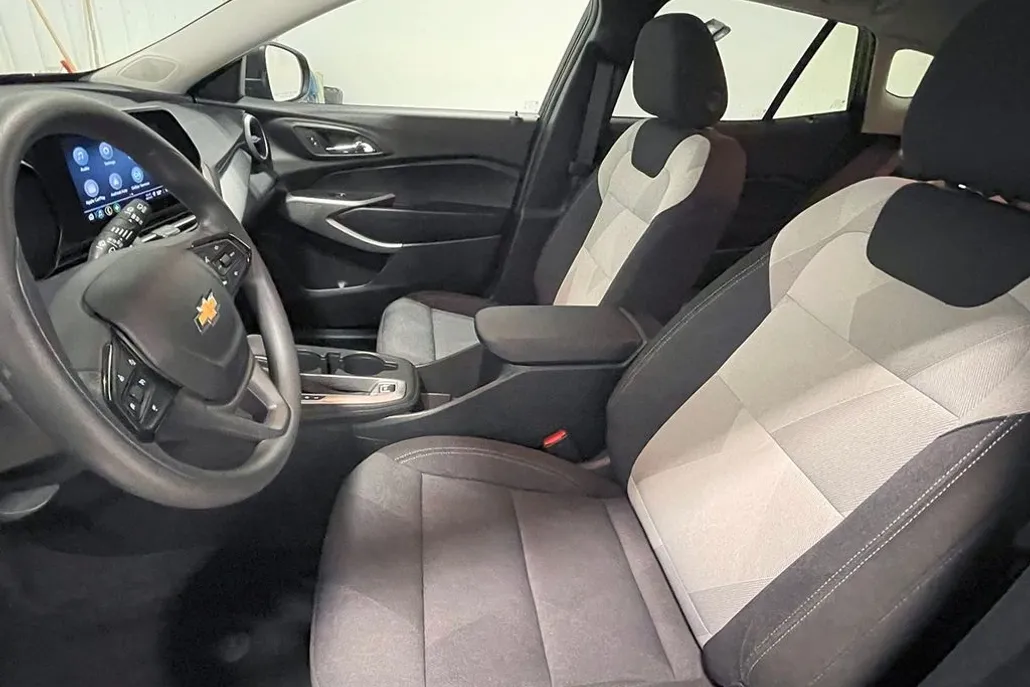 2024 Chevrolet Trax LS photo 1