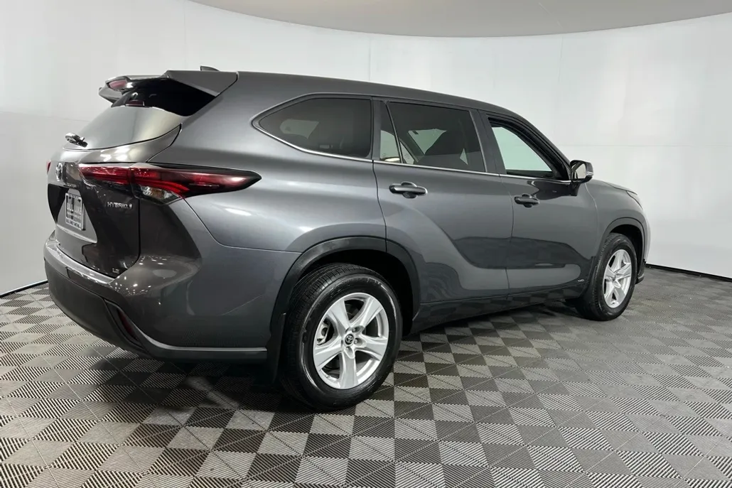 2024 Toyota Highlander Hybrid LE photo 1