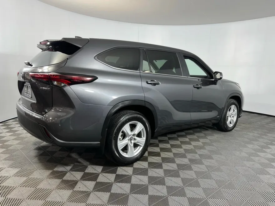 2024 Toyota Highlander Hybrid LE photo 1
