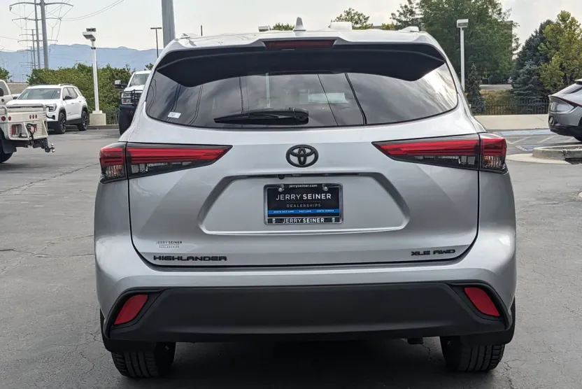 2020 Toyota Highlander XLE photo 1