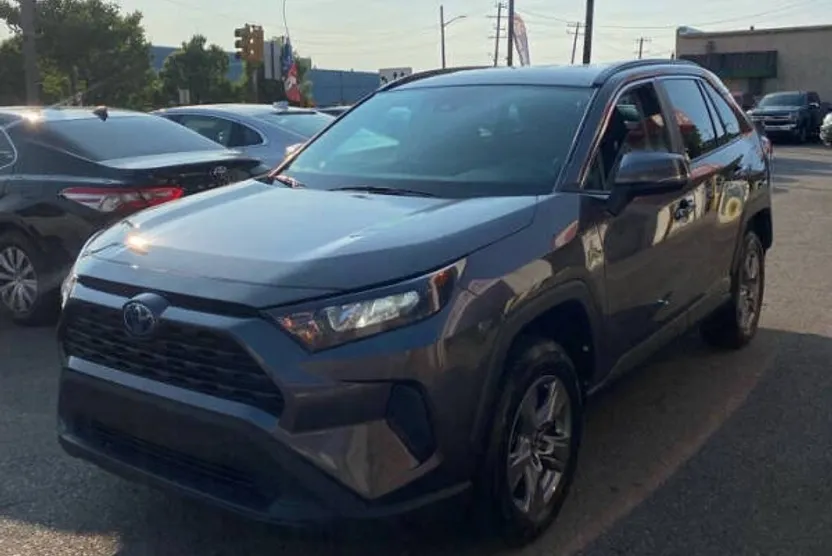 2022 Toyota RAV4 LE photo 1